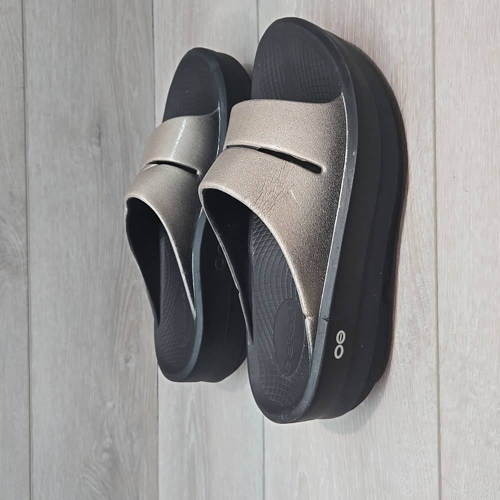 OOFOS Metallic Silver Slide Clogs - Picture 2 of 11